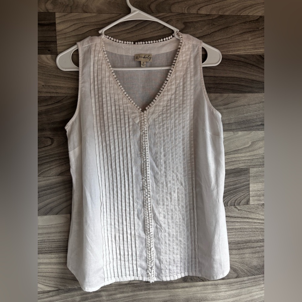 NWOT 🔴Wonderly White Sleeveless Embellished Blouse